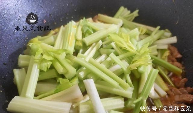 春天,用这菜炒肉,鲜香肉嫩,好吃又入味