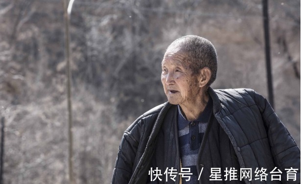 折磨|63岁老人倾诉照顾病痛的长寿老人,时间越长,对儿女的伤害越大