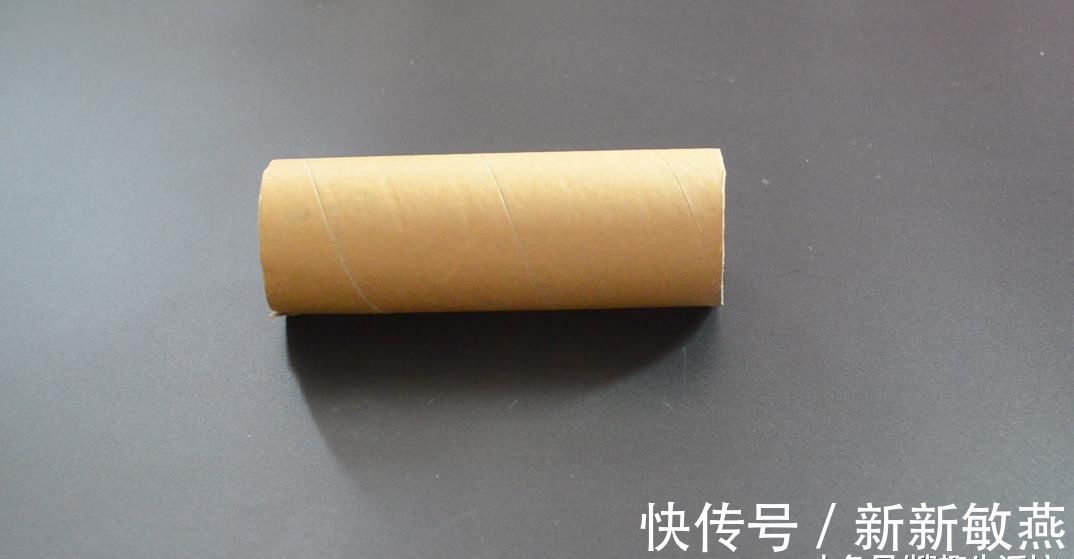 纸筒粘在旧衣架上面, 很多人不知道有啥用, 看完你会感谢我的