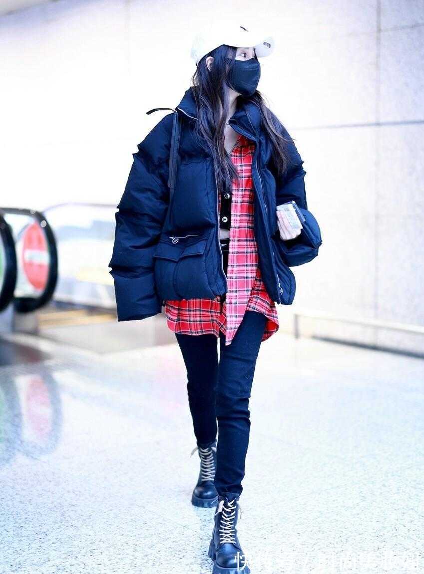 蕾丝|Angelababy也太拼了吧!穿羽绒服配露脐装走机场,洋气时髦