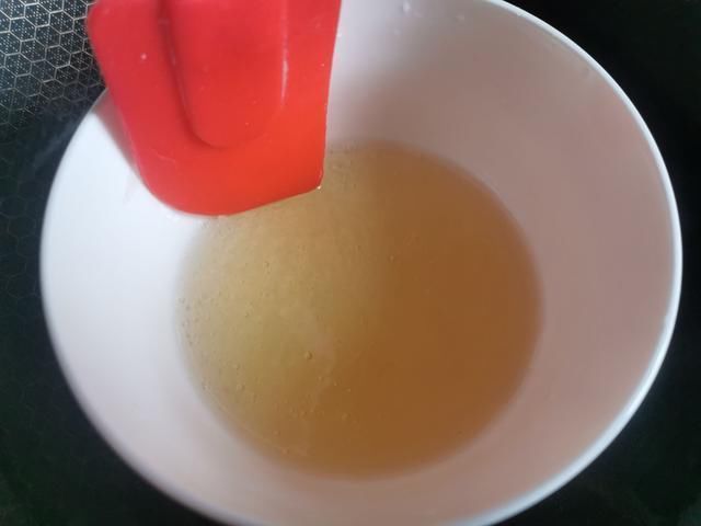 孩子在家吵着吃蛋糕,无奈之下自己动手给孩子做,孩子吃了一半