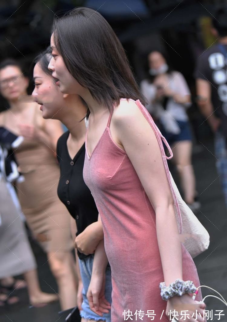 连衣裙 淡粉色的连衣裙很减龄,丝绒材质高级十足,蝴蝶结增添甜美的美感