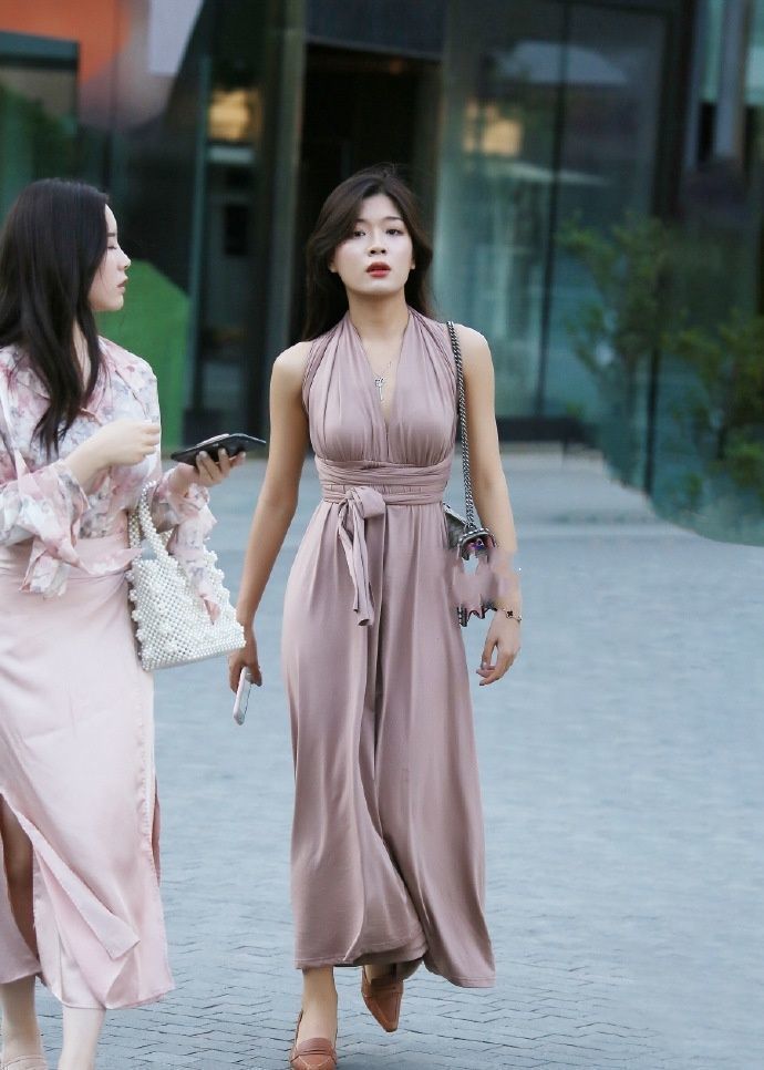 街拍逛街的好姐妹,分别穿了红色与白色的连衣裙,显精神还更加减龄