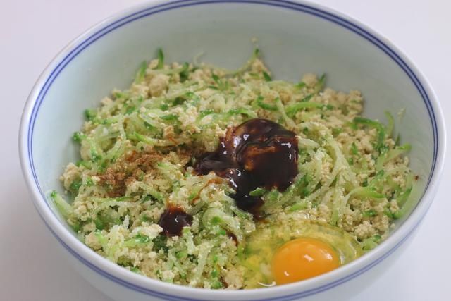  我家炸丸子不用油，照样外酥里嫩，好吃没负担，天天吃都不怕