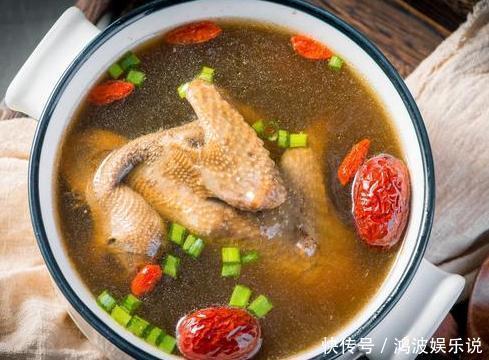 炖鸽子汤时,两样调料不要加,很多人不清楚,难怪汤不鲜美