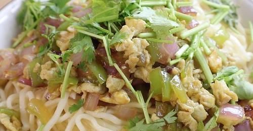 吃肉|1个洋葱，1把面条，教你简单一做，出锅比吃肉还香，太解馋了