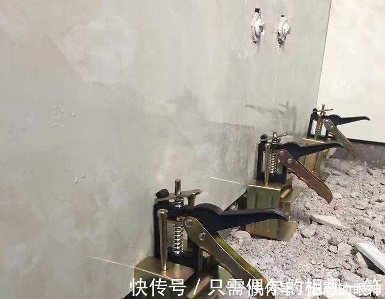 瓷砖|工人如果在墙砖下放这个东西,你连验收都不用,直接结算工钱!