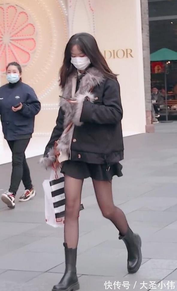 宵夜|美女街拍:看起来就非常富有,完美的腹部线条,真的很想过去请她一起吃宵夜