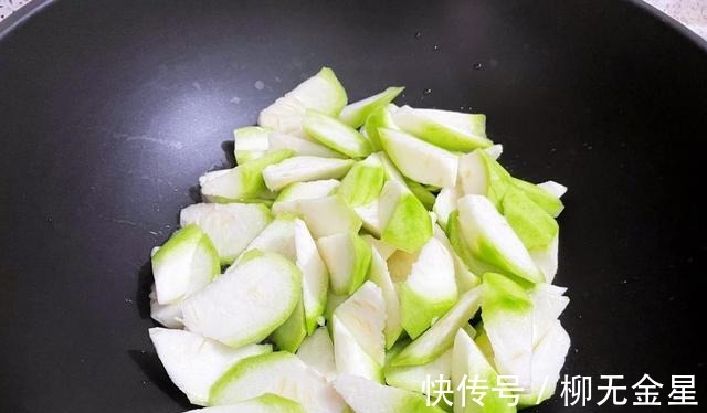 美味|减肥也能喝的虾米丝瓜汤，低脂低卡，鲜香清爽，好喝不上火，美味！