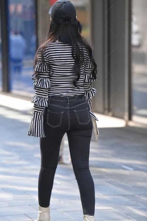  上衣|街拍美女：黑白条纹上衣搭配牛仔裤，简单低调，又精致时尚
