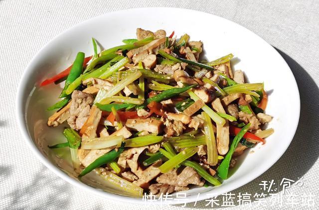 茼蒿|用吃1盒快餐的钱，自己在家里做了3道菜，有荤有素，好吃还下饭