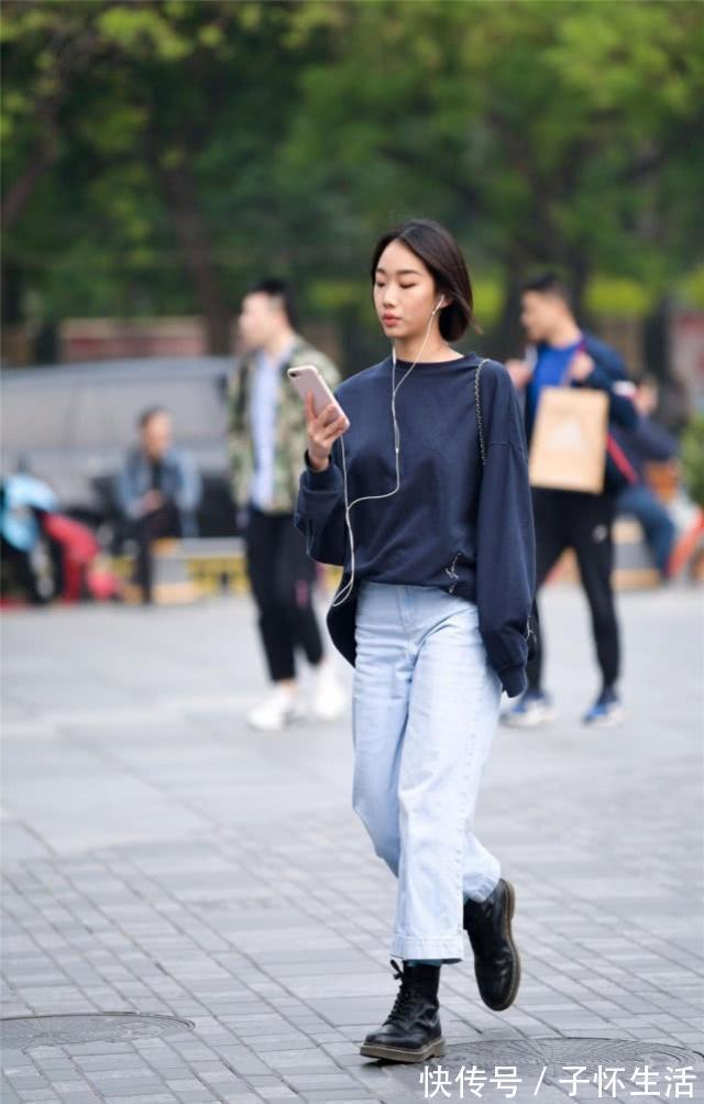 高跟鞋|街拍时尚大气的美女，简洁的吊带背心搭配牛仔裤，显得十分修身立体