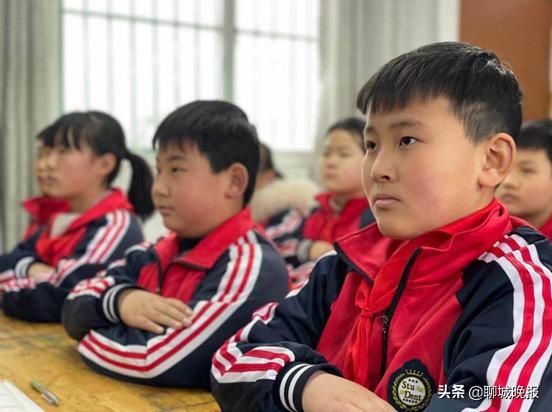 聊城这所小学的开学第一课：爱国教育 致敬戍边英雄