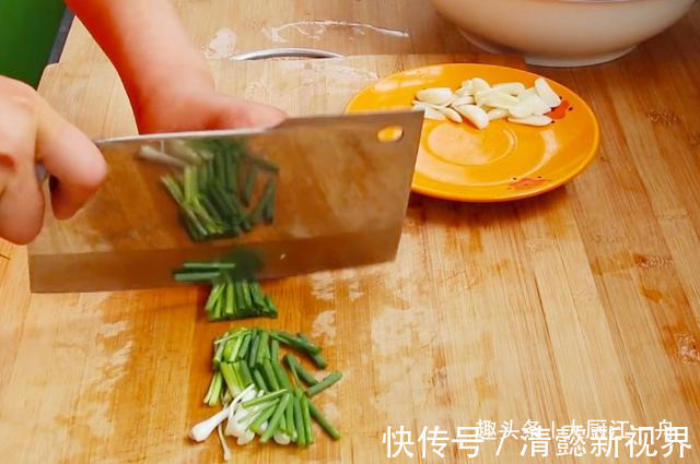 搅拌均匀|炒丝瓜时,很多人第一步就做错了,难怪炒的丝瓜发黑没食欲