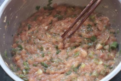 妈妈调饺子馅有秘诀，每次必放这3样东西，饺子鲜香又好吃