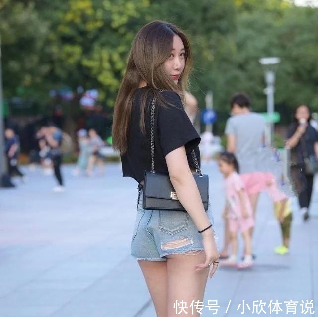穿搭 黑T恤搭配牛仔短裤，即朝气又魅力，不愧为是“追潮”族！