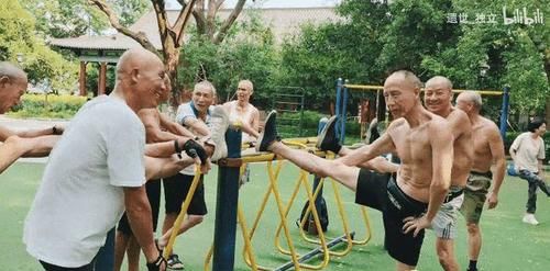 身体素质|爱健身的爷爷有多硬核?引体向上论组做,腹肌线条如刀刻!