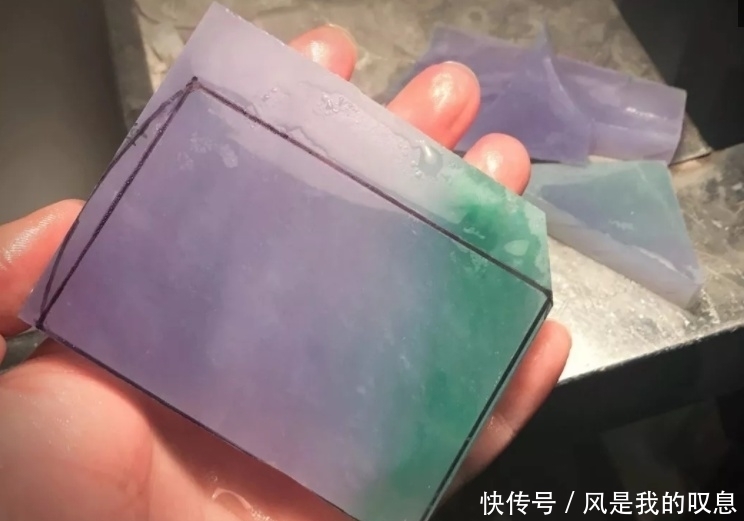 送出去|奇闻:送出去的一块翡翠废料,闺蜜拿去酱紫做,瞧到成品不淡定