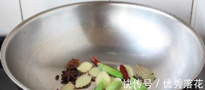 猪手|黄豆炖猪手，满满的胶原蛋白，鲜嫩软烂，吃着太过瘾了！