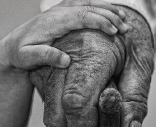 特征|老人将离开人世的时候,一般会出现3种特征,不是迷信家人要注意