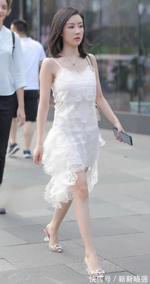 时尚 米莉说时尚:高质量的素雅白裙,有着好看的镂空设计