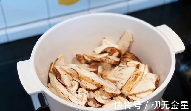 鸡油菌|食菌季|瘦肉松茸汤!