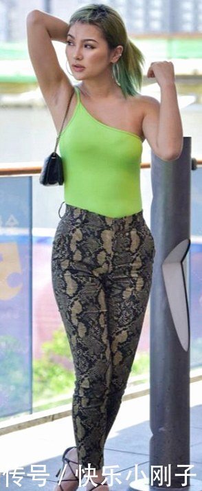 荧光|荧光绿斜肩吊带衫搭配蛇皮裤,特别的有气质!