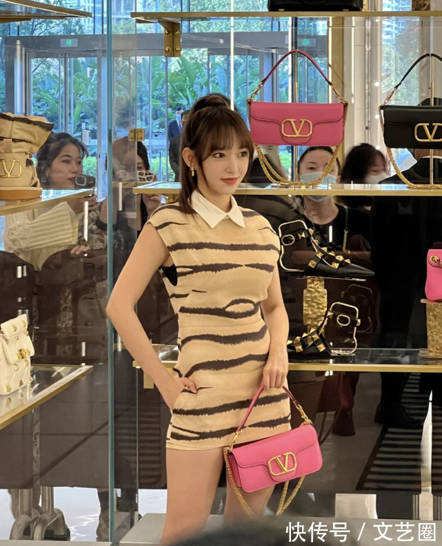 小蛮腰|程潇生图曝光，身材纤细建模脸名不虚传，新发型令人眼前一亮