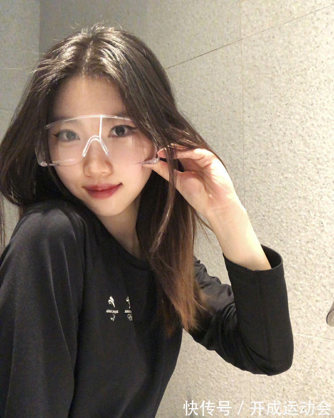 制服|北京冬奥美女志愿者的制服,太香了!黑色打底衫,凸显完美曲线