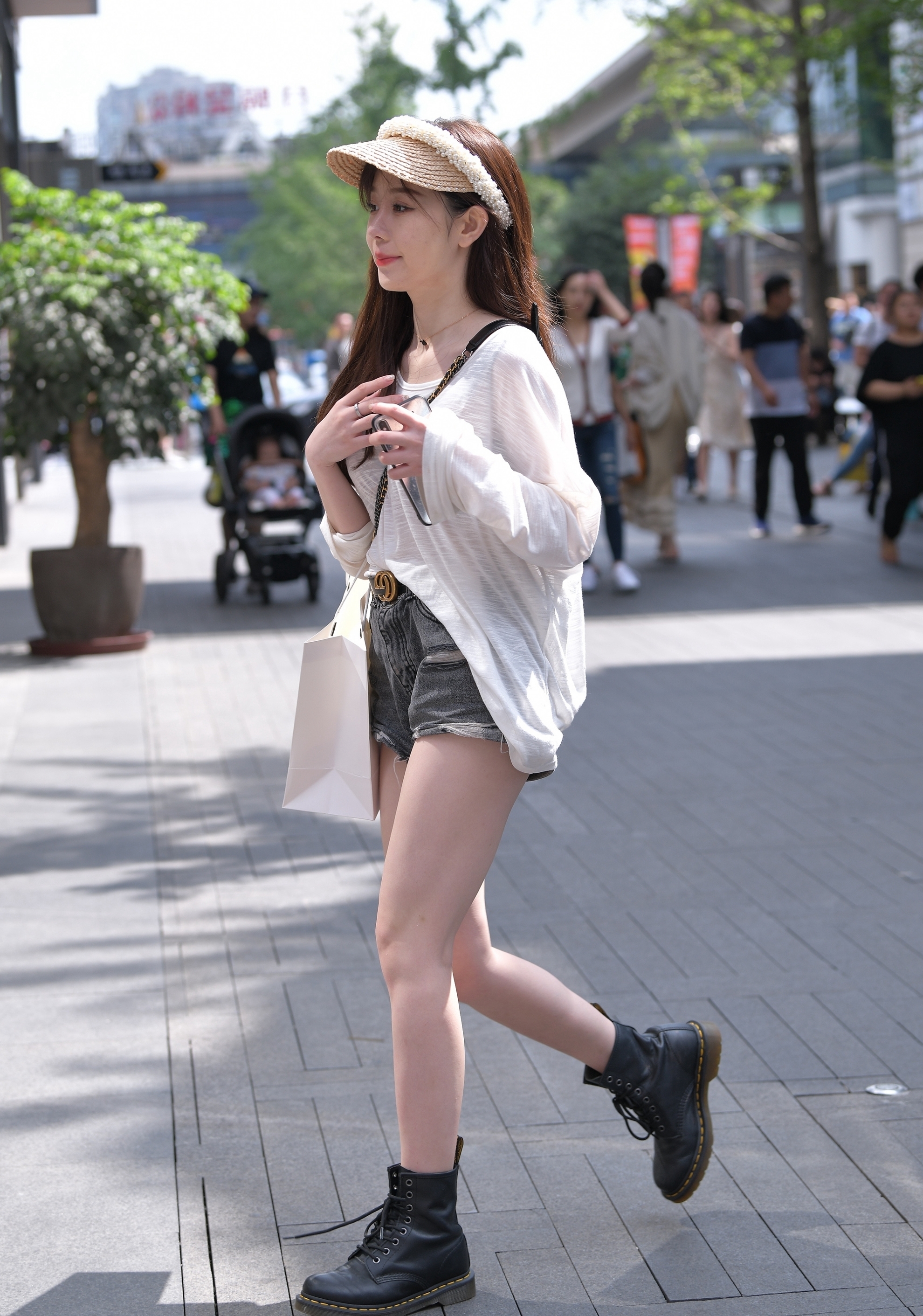 时尚|时尚街拍阔大雪纺衫搭配牛仔热裤,初恋的感觉