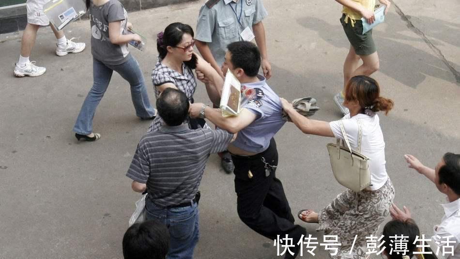 同学|上课被叫出来,9岁男生被同学家长拖拽殴打,施暴者还有一名孕妇