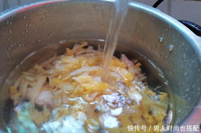 骨头|猪身上“最营养”的部位,10元一斤没人买,肉贩子自己偷留着吃