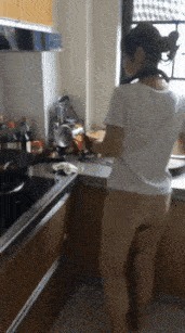 |搞笑GIF趣图:说实话,这钢琴真不错!有谁知道是什么牌子的?