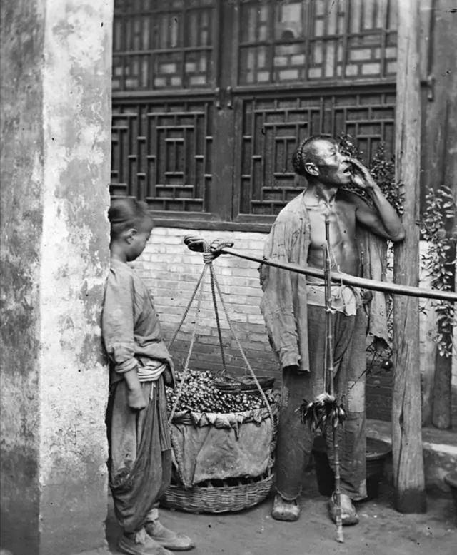 洋车|清末老照片,摊贩在街头叫卖糊口谋生,华衣女子去相馆坐洋车摆拍