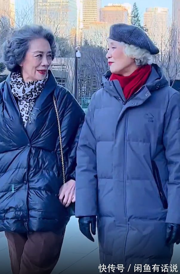 黑色|黑色羽绒服怎么就土气了?学70岁奶奶们这样穿,配短靴显高还时髦