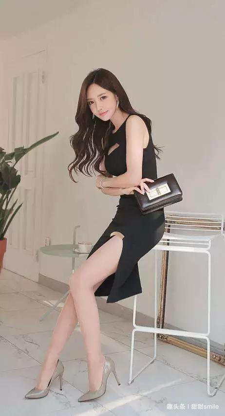 美女一字肩连衣裙搭配一双墨绿色的高跟鞋，很有复古的韵味