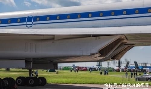 进气道 这款大飞机比战斗机飞的还快,起落架都是钛合金打造,机轮采用四重钢盘刹