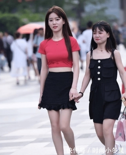 波浪裙|红色上衣搭配黑色波浪裙,时尚大方,尽显青春洋溢的气质