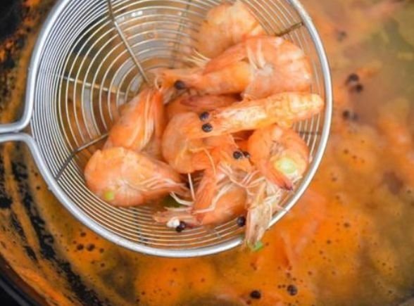 煮虾时，冷水煮还是开水煮？搞清楚3个要点，虾肉鲜嫩Q弹，没腥味