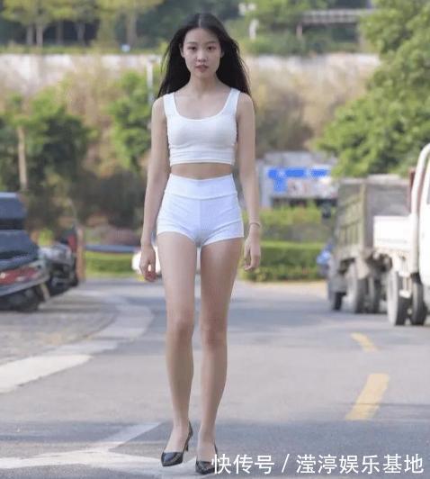 小姐姐|街拍：白色无袖背心搭配高腰短裤，简约大方，贴身舒适