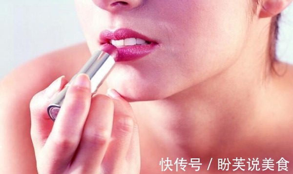 嘴唇 女人涂口红时,要改掉这4个坏习惯,不然再贵的口红都掉色粘杯