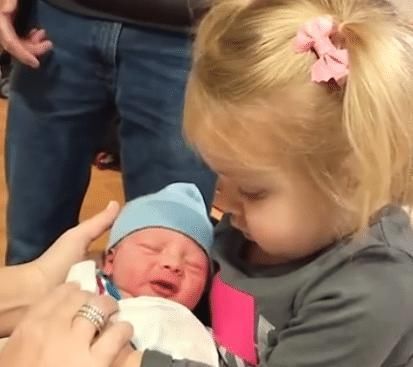 二胎|当姐姐第一次抱弟弟,接下来的反应令人捧腹大笑:没想到是活的!