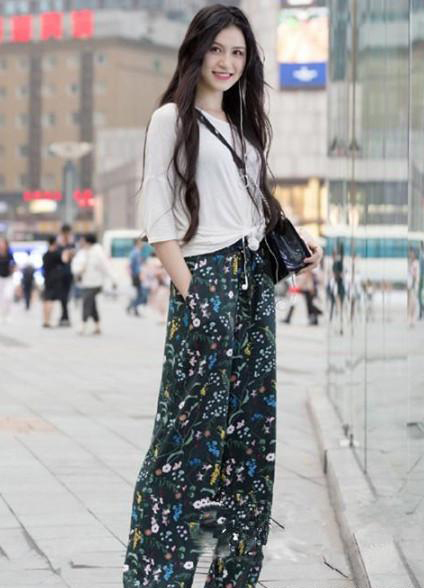 美女|穿花色阔腿裤的小姐姐,长发飘逸笑容甜美,唯美又靓丽