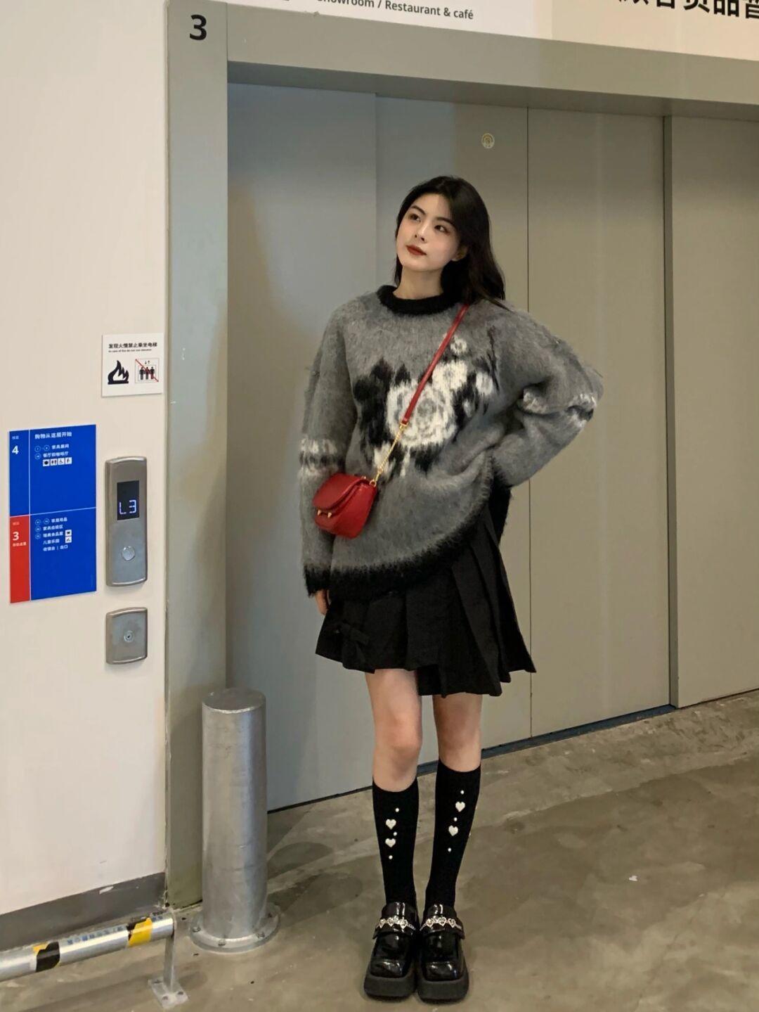 百褶裙|精致女孩试试这6款“小黑裙”吧,选对款增添回头率,百搭又耐看!