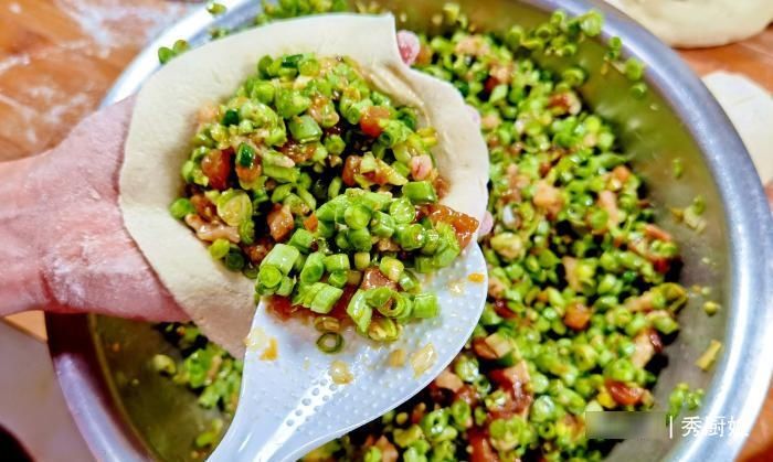 鲜嫩|入秋后,黄瓜茄子靠边站,抓紧吃此菜,蒸包子吃鲜嫩营养,特别香