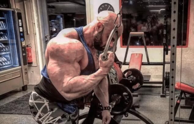 狂人|肌肉狂人生吃牛肉，体重380斤有最强麒麟臂，妻子无法理解要离婚