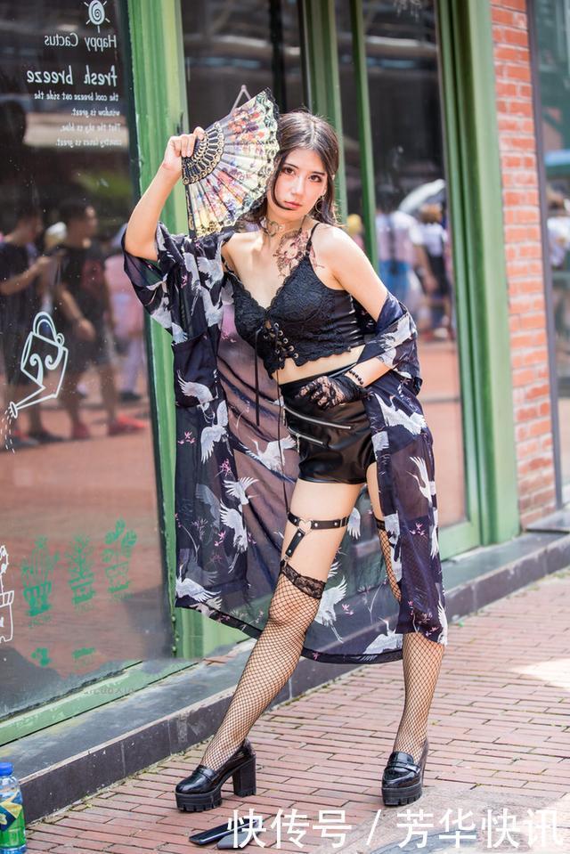 穿搭|街拍:美女街头争奇斗艳,名副其实穿搭高手,尽显搭配小心机