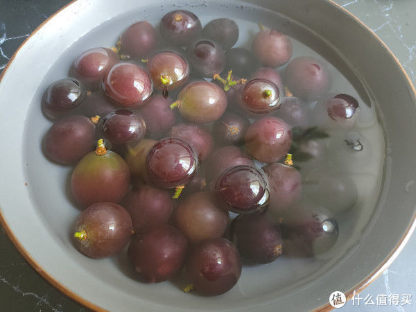 洗葡萄时,用清水洗等于吃虫卵,老果农教你这样洗,连皮都能吃