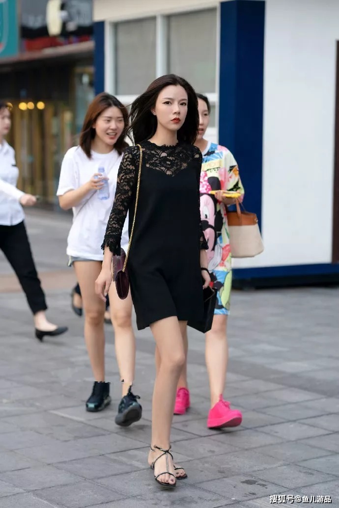 女性出街穿搭高跟鞋,秀出自己的美好的身姿