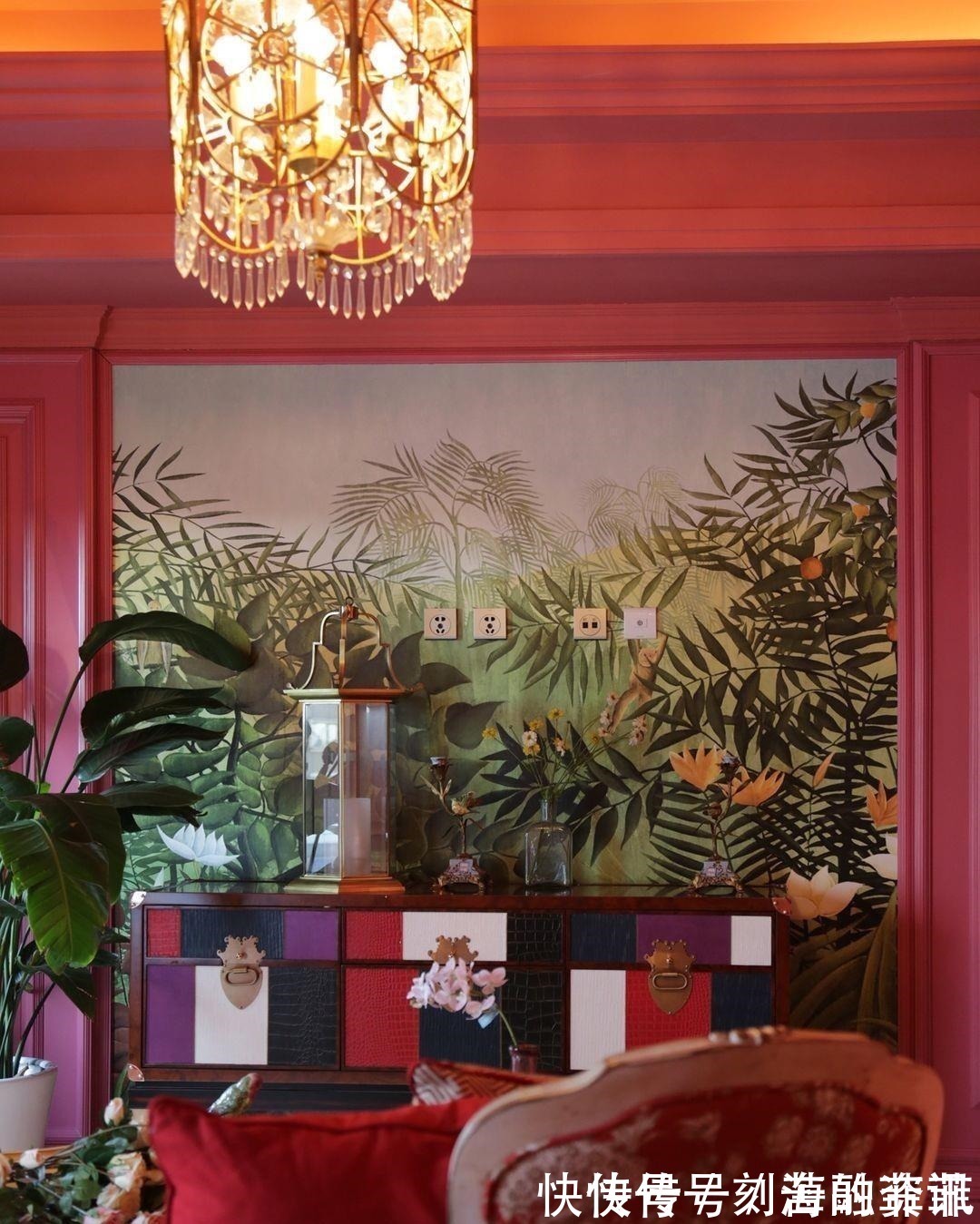 审美|大胆运用色彩的家居空间，每一个房间都独具特色，审美真是独特！